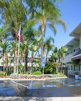 La Avenida Inn