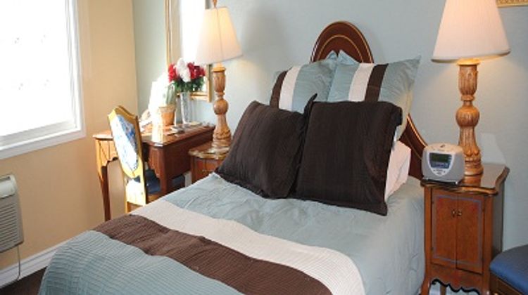 Travel Inn & Suites Room