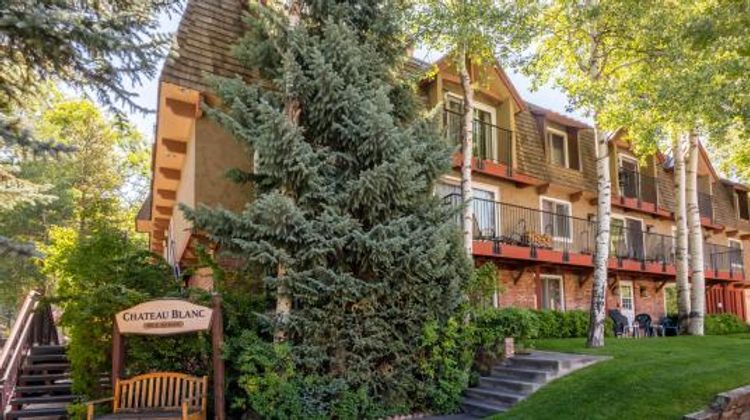 Chateau Blanc Condominiums Exterior
