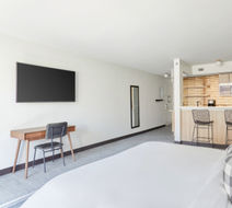 The Quincy, Ascend Collection Hotel Room
