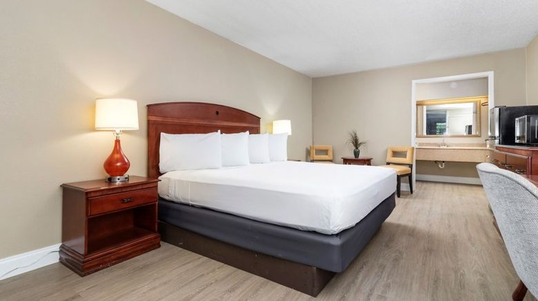 <b>Stayable Suites Lakeland Room</b>