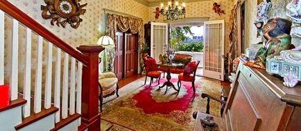 Manoa Valley Inn Lobby