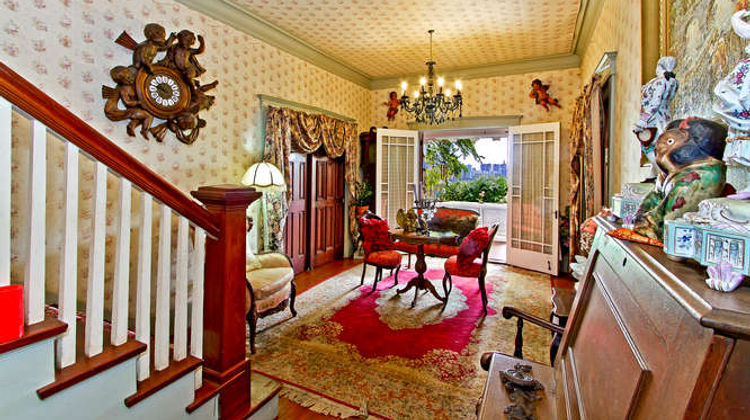 Manoa Valley Inn Lobby