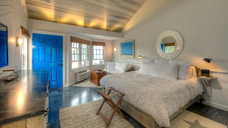 <b>Cliffside Beach Club Room</b>