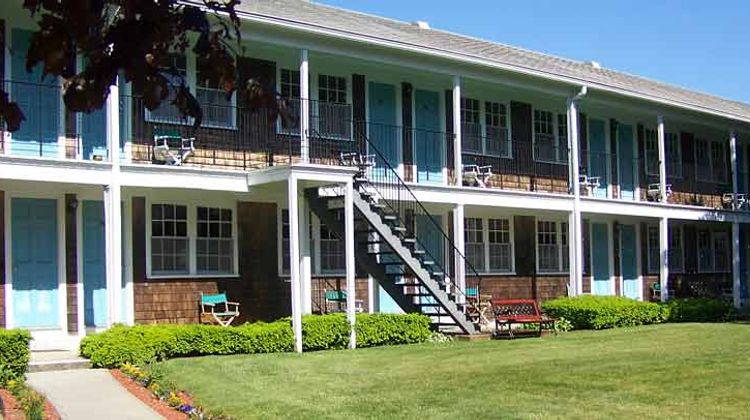 Colonial Village Motel & Cottages Exterior