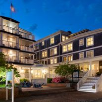 Vineyard Square Hotel & Suites