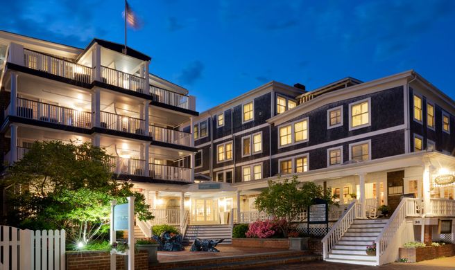 Vineyard Square Hotel & Suites Exterior