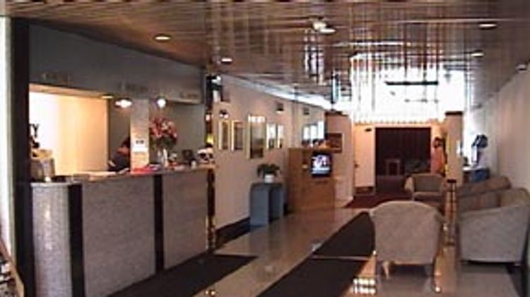 A Victory Inn Suites Ann Arbor Lobby