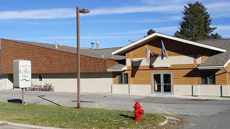 Lupine Inn Exterior