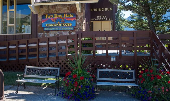 Rising Sun Motor Inn & Cabins Exterior