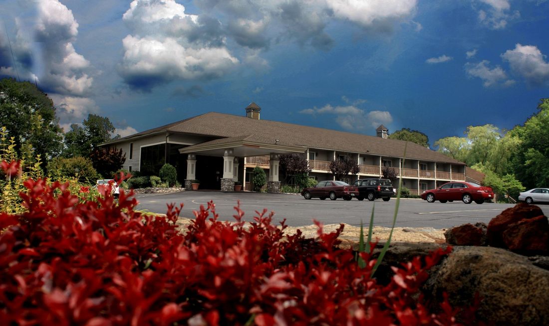 Hampton Falls Inn Exterior