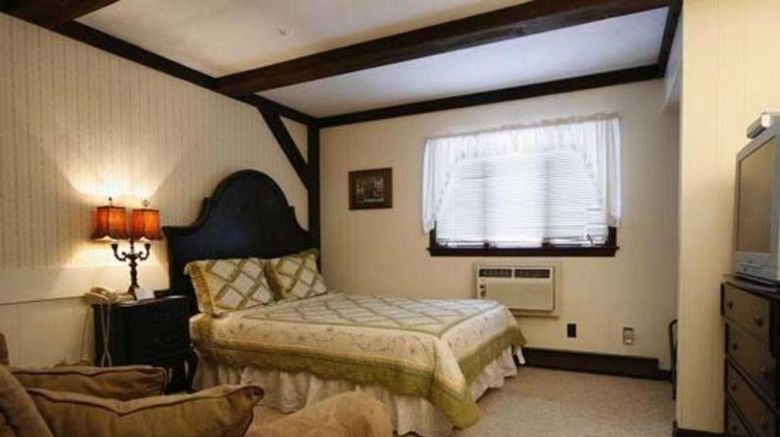 <b>Old Field House Country Lodge Room</b>