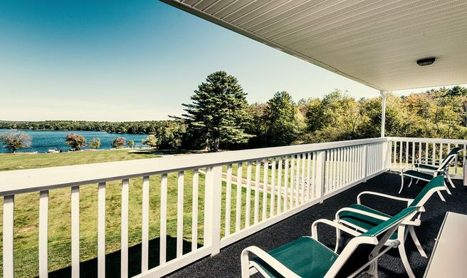 Crescent Lake Inn & Suites Exterior