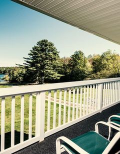 Crescent Lake Inn & Suites