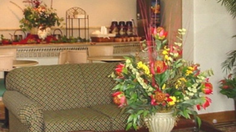 <b>La Quinta Inn & Suites Tulsa Central Lobby</b>