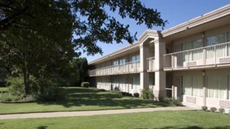 Executive Inn Exterior