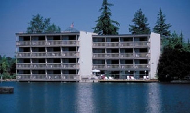 Lakeshore Inn Exterior