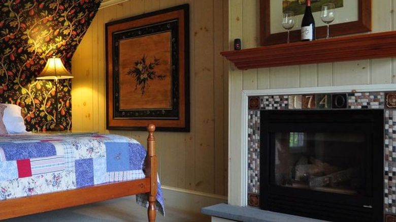 <b>1740 House Country Inn Room</b>
