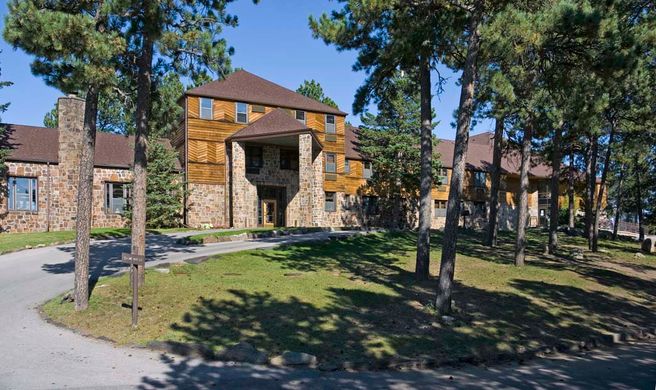 Sylvan Lake Lodge Exterior