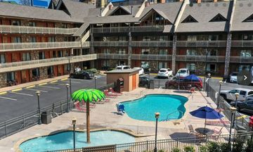 Crossroads Inn & Suites