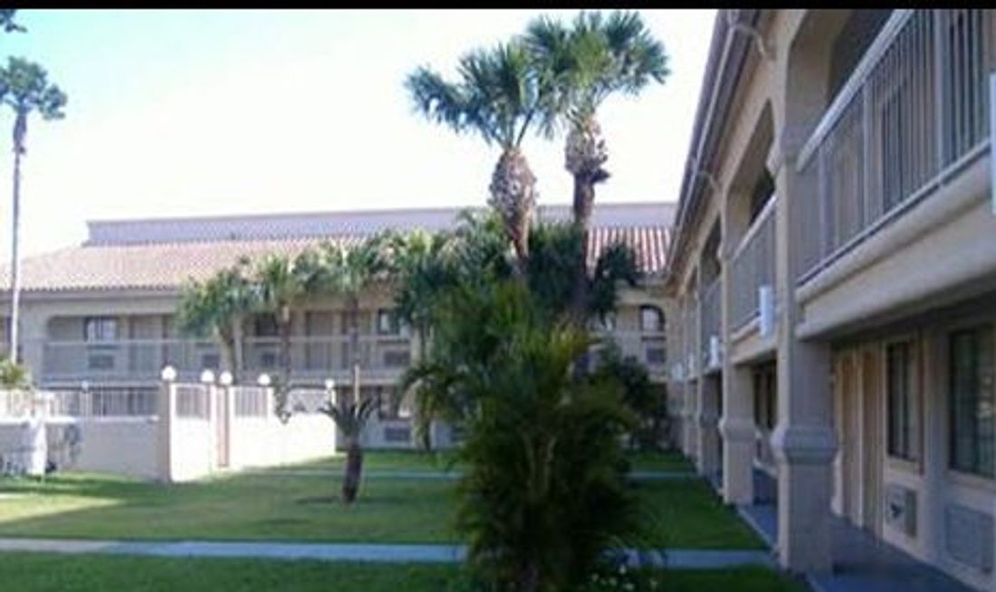 Plaza Inn and Suites Exterior