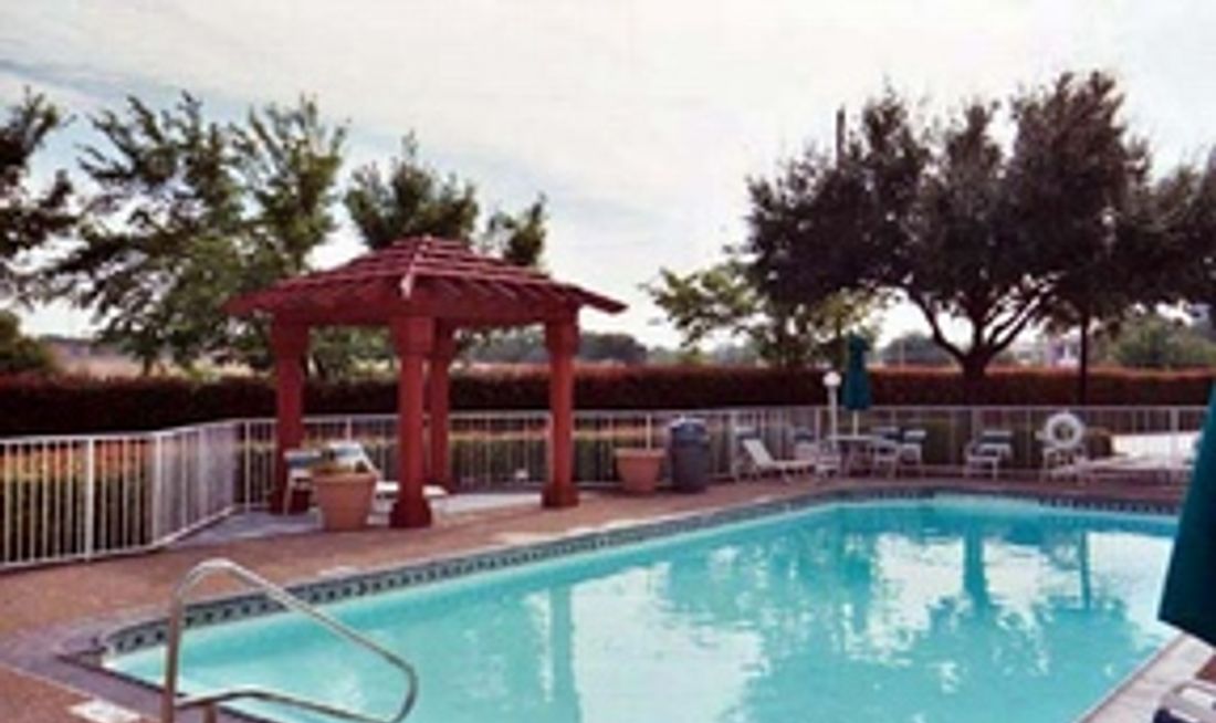 Motel 6 Dallas Market Center Pool