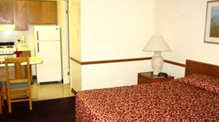 Amerihome Inn & Suites Room