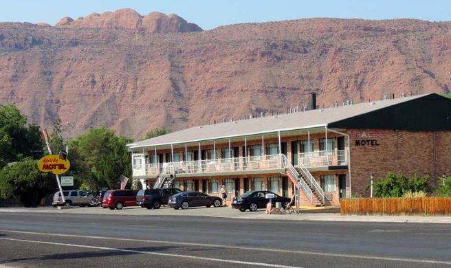 Apache Motel Exterior