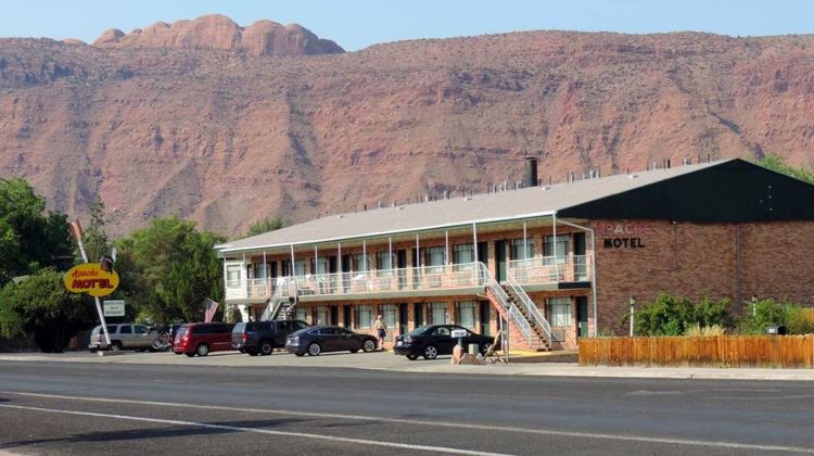 Apache Motel Exterior
