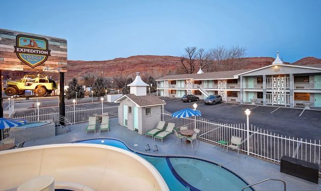 Expedition Lodge Exterior