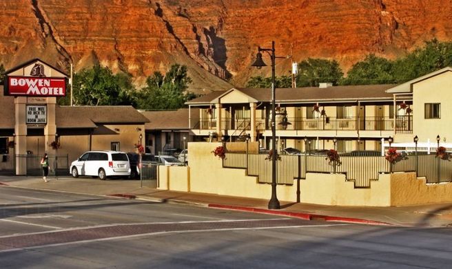Bowen Motel Exterior