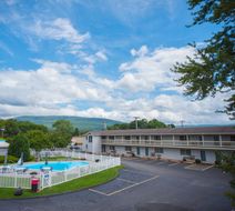 New Englander Inn Bennington Pool