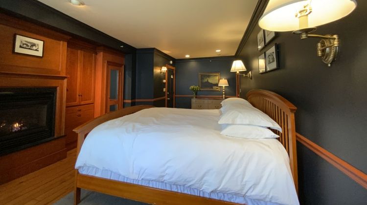 Four Columns Inn Room