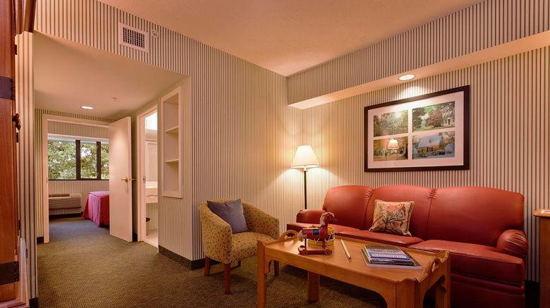 <b>Williamsburg Woodlands Hotel & Suites Suite</b>