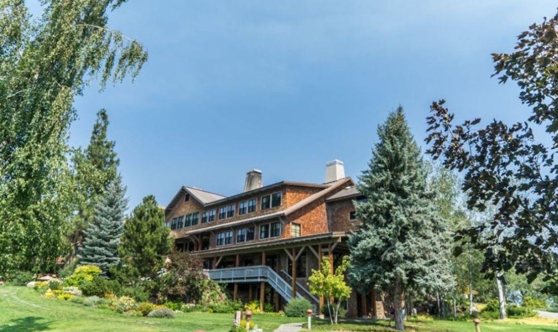 Sun Mountain Lodge Exterior