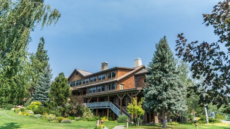 Sun Mountain Lodge Exterior