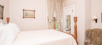 The General Lewis Inn Room