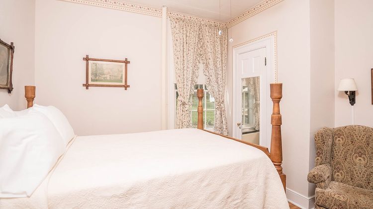 The General Lewis Inn Room