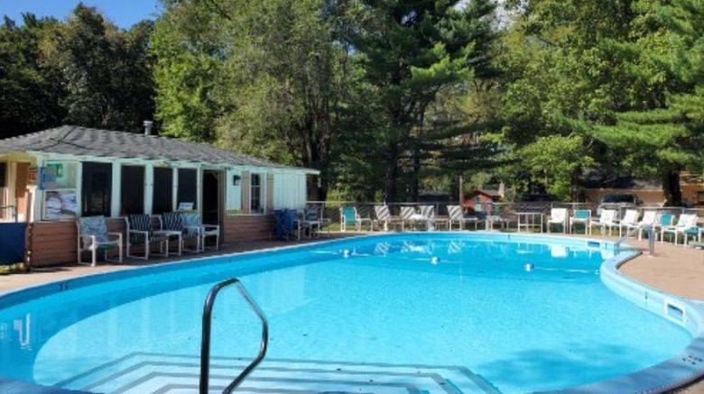 <b>Birchcliff Resort Pool</b>