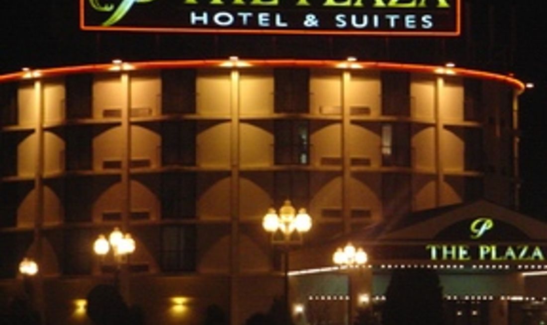 Plaza Hotel & Suites Exterior
