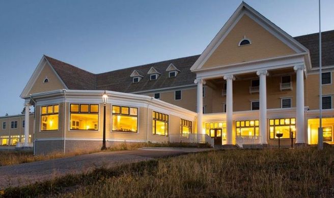 Lake Yellowstone Hotel & Cabins Exterior