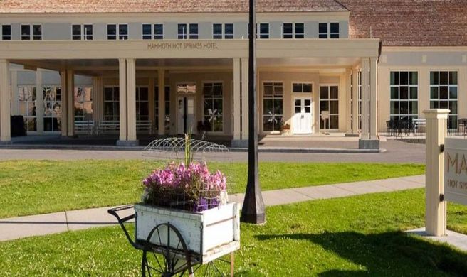 Mammoth Hot Springs Hotel Exterior