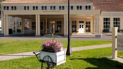 Mammoth Hot Springs Hotel