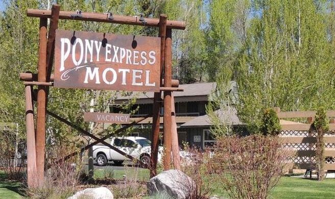 Pony Express West Motel Exterior
