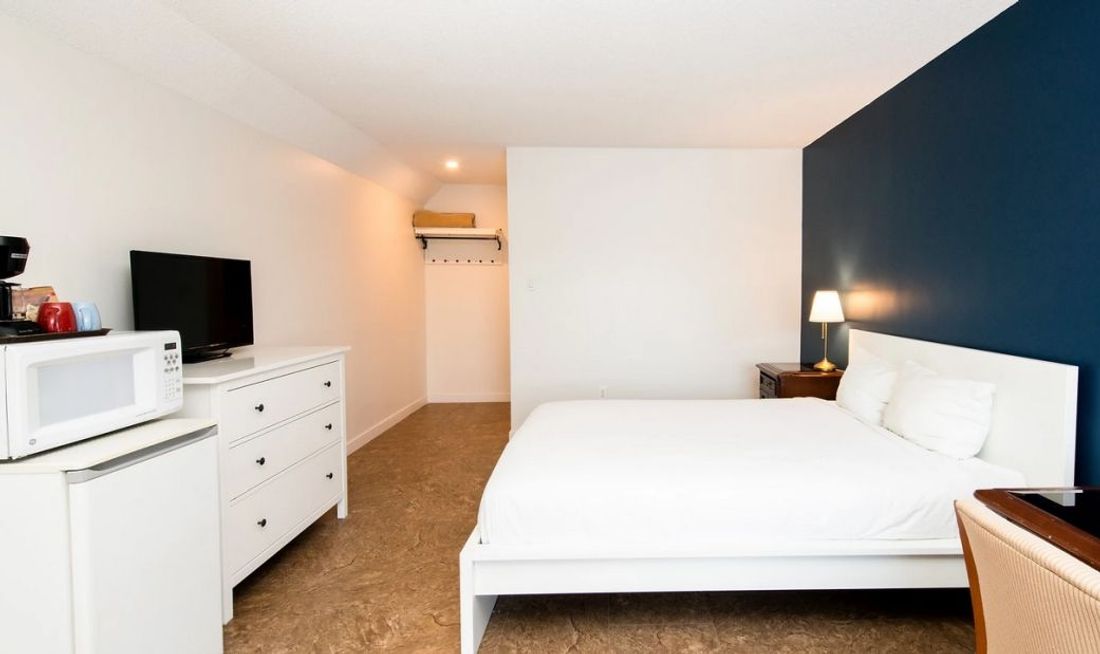 Cloud 9 Inn Room