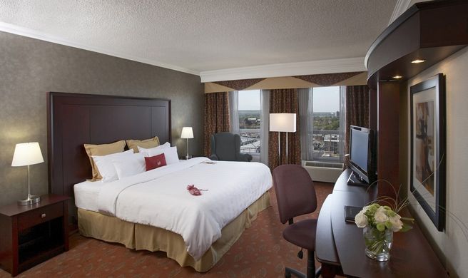 Hamilton Plaza Hotel & Conference Center Room