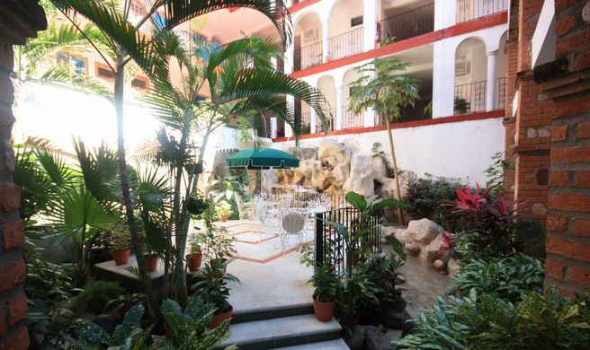 Hotel Encino Lobby