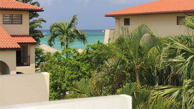 Lacovia, Grand Cayman