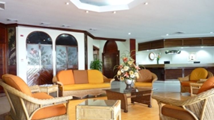 Riande Aeropuerto Hotel & Resort Lobby