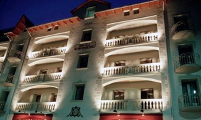 Hotel Pyrenees Exterior